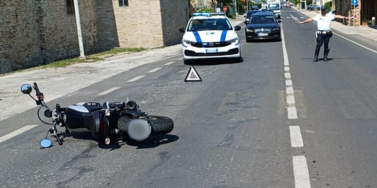 Scontro tra auto e scooter in viale Piceno: ferita una 52enne fanese
