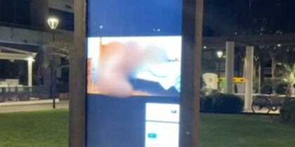 Notte hot al Lido di Fano: proiettato porno sul totem del Comune. Indagano i Carabinieri