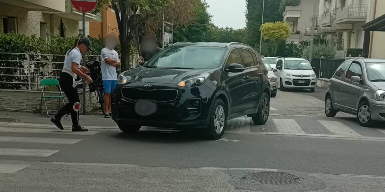 Incidente tra auto e bici a Fano, giovane ciclista ferita lievemente