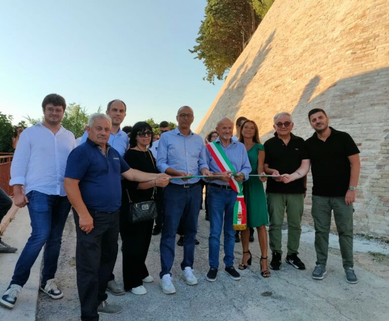 Vallefoglia: taglio del nastro per le mura castellane ristrutturate di Colbordolo Vallefoglia: taglio del nastro per le mura castellane ristrutturate di Colbordolo