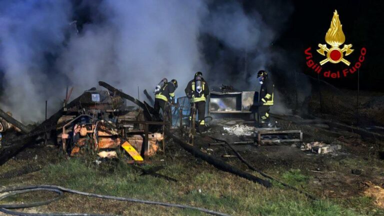 Pesaro – Incendio nella notte in un capanno agricolo: macchinari distrutti. Coinvolti animali