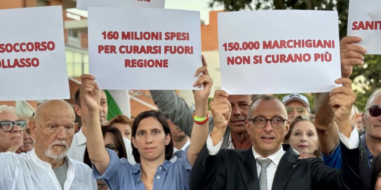 Ricci e Schlein, i numeri della sanità esposti davanti all’ospedale di Jesi