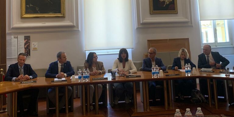 Il Ministro Bernini incontra imprenditori a Pesaro, focus su digitale e sostenibilità