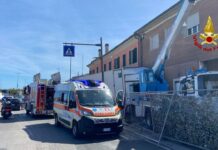 Incidente a Fano: camion urta piattaforma aerea, due feriti