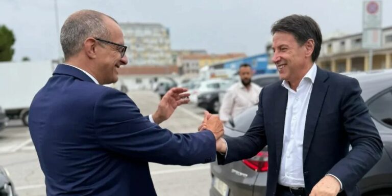 Conte con Ricci: «Più sanità, meno armi. Così cambiamo le Marche»
