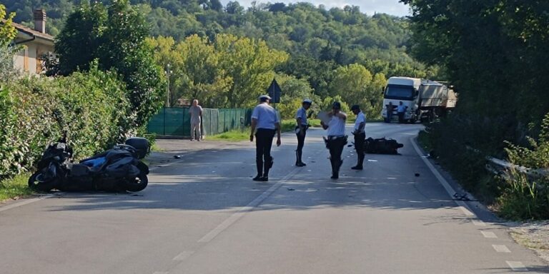 Frontale tra due moto sulla S.P. 45: grave un 65enne di Fano