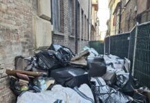 Rifiuti speciali abbandonati in Piazza Marcolini, scatta l’interrogazione di PD e In Comune con Mascarin