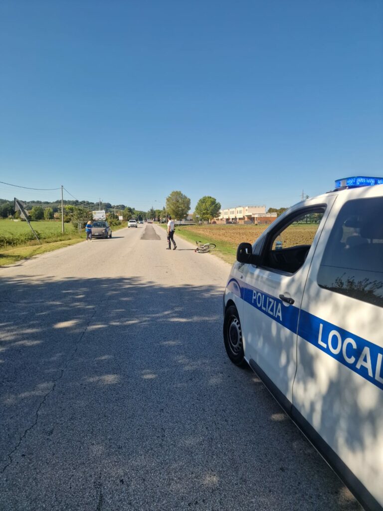 Fano, auto urta ciclista in via Campanella: 67enne finisce in ospedale