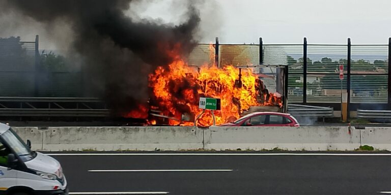 Paura in A14 a Fano: in fiamme un semirimorchio telonato