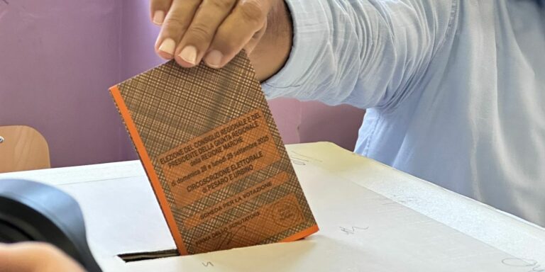 Regionali Marche, affluenza in calo rispetto al passato: alle 12:00 ha votato il 10,84%