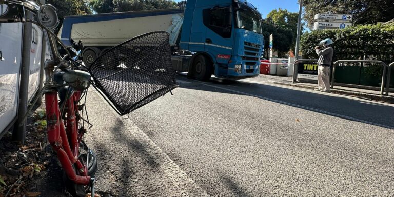 Pesaro: ciclista finisce sotto un tir, ferita ma non in pericolo di vita (FOTO)
