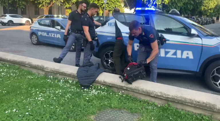 Pesaro, coppia arrestata per spaccio: in casa cocaina, bilancini e denaro contante