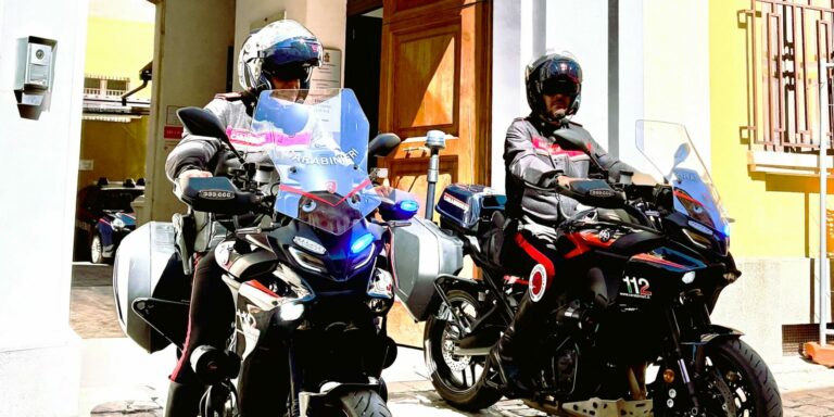 Senigallia – Calci, pugni e sedie lanciate: denunciati i sei giovani della rissa sulla spiaggia