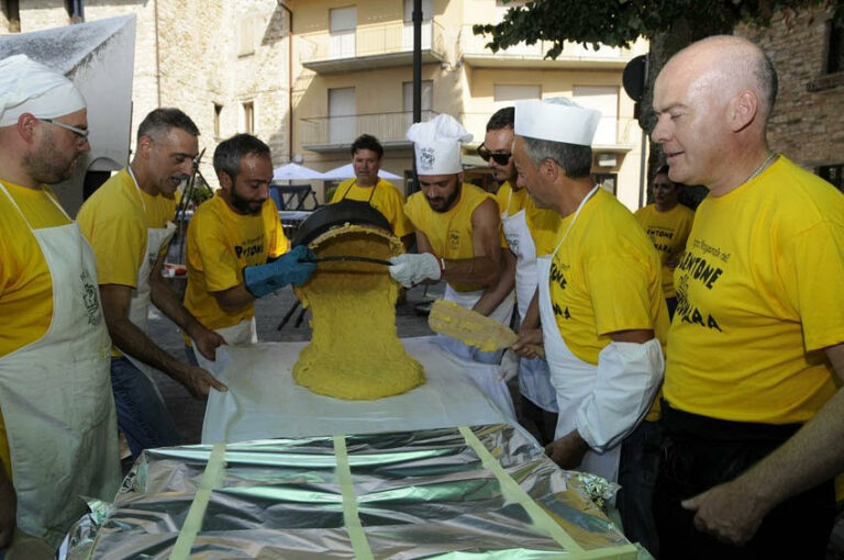 Piobbico: domenica la 531° Sagra Nazionale del Polentone alla carbonara. Novità la masterclass per scoprire i segreti dell’antica ricetta