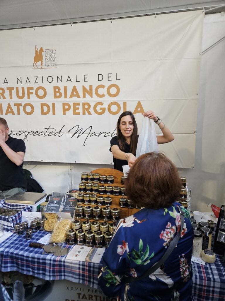 Sold out alla Fiera del Tartufo di Pergola. A Barbara Bouchet il Premio “The unexpected Marche”