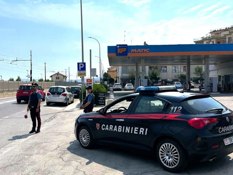 Falconara, arrestato 21enne per spaccio di hashish in centro