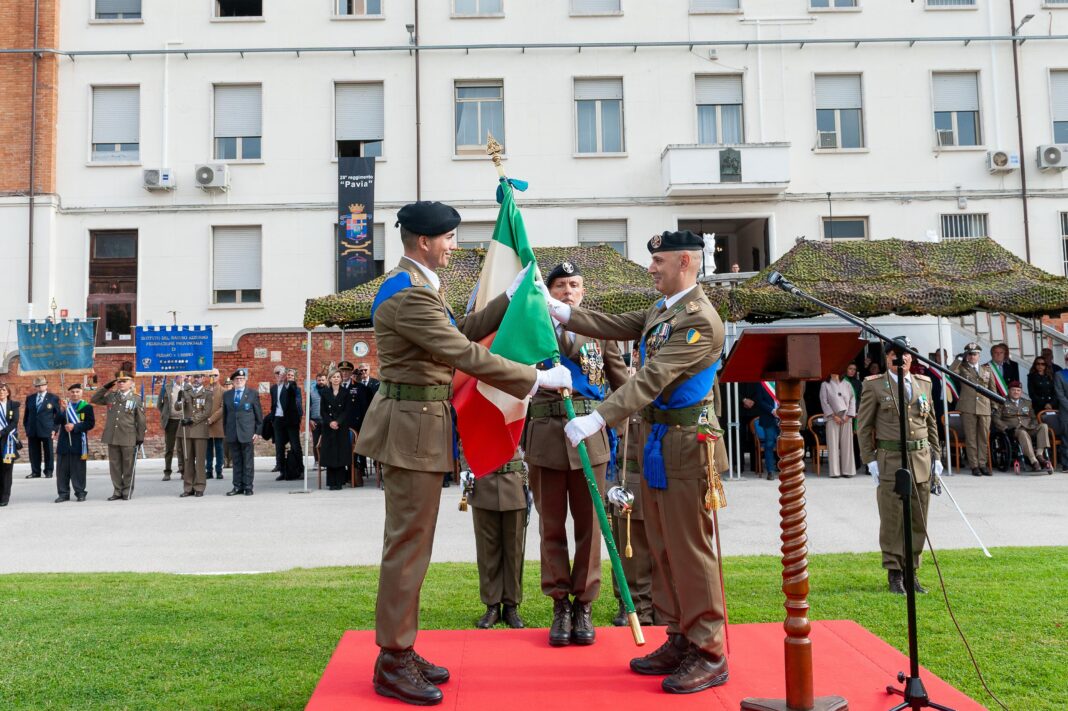 Il passaggio tra il Col. Di Leonardo e il Col. Ferrara della bandiera di Guerra del Reggimento