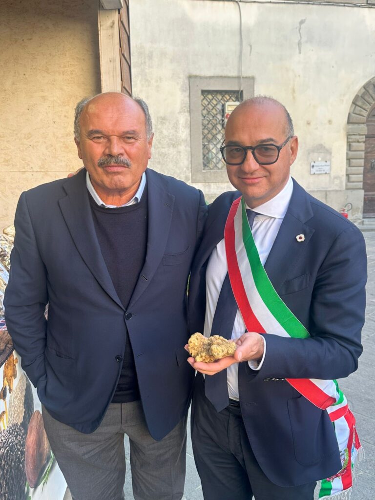 A Farinetti il Tartufo d’Oro alla Mostra del Tartufo di Sant’Angelo in Vado
