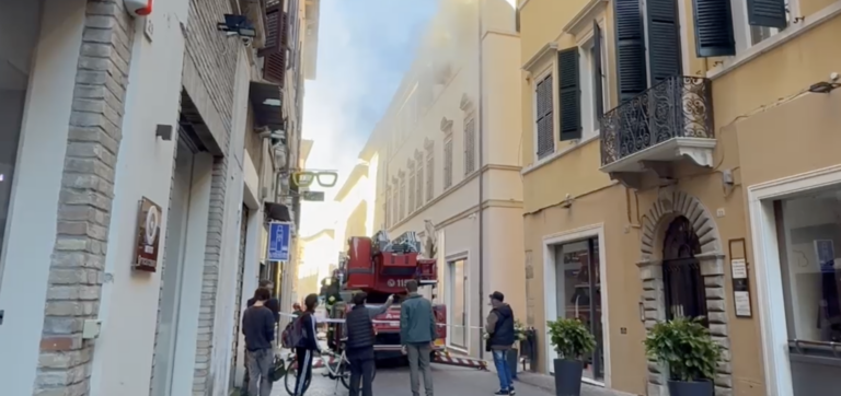 Palazzo Perticari a Pesaro: scatta l’allarme antincendio. VVF salvano una dipendente intrappolata