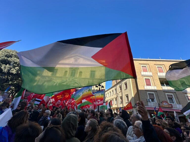 Pesaro scende in piazza per Gaza: studenti e associazioni chiedono la fine della guerra
