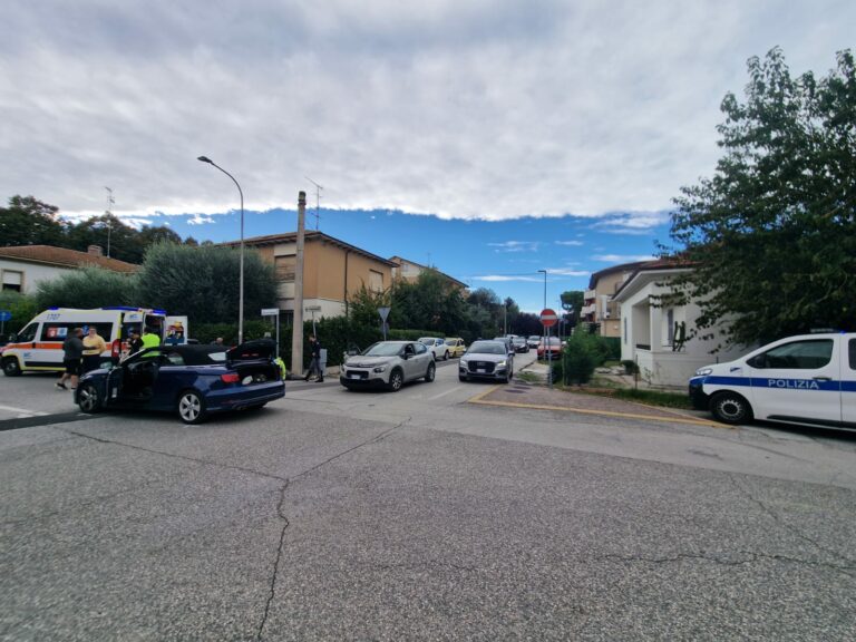 Fano, scontro in rotatoria tra due auto: ferita una 54enne