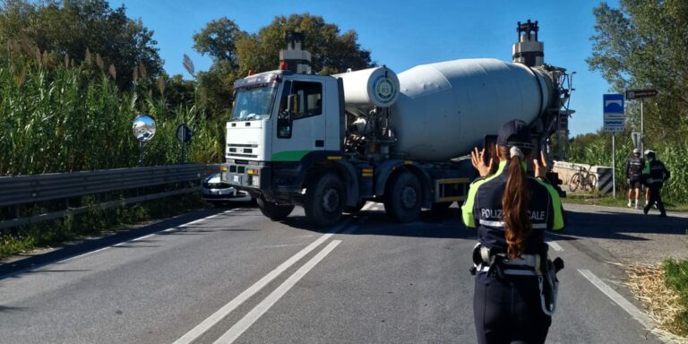 Scontro tra camion e bici a Fano: ciclista in codice giallo