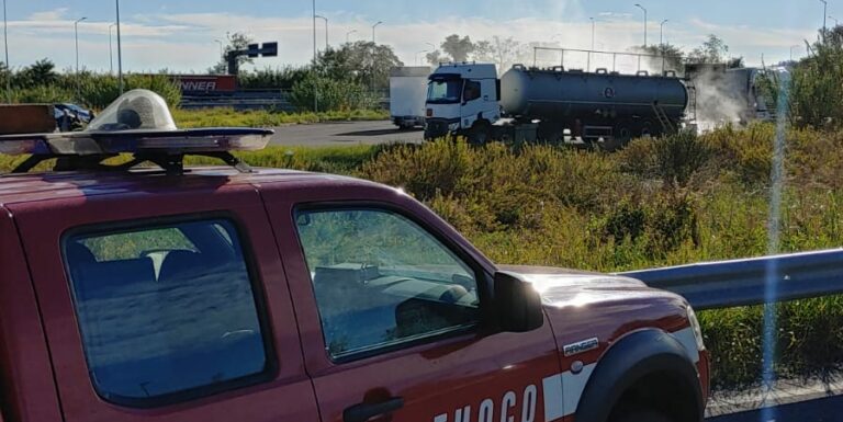 Fano, emergenza vicino all’A14: camion perde acido cloridrico. Sul posto i VVF