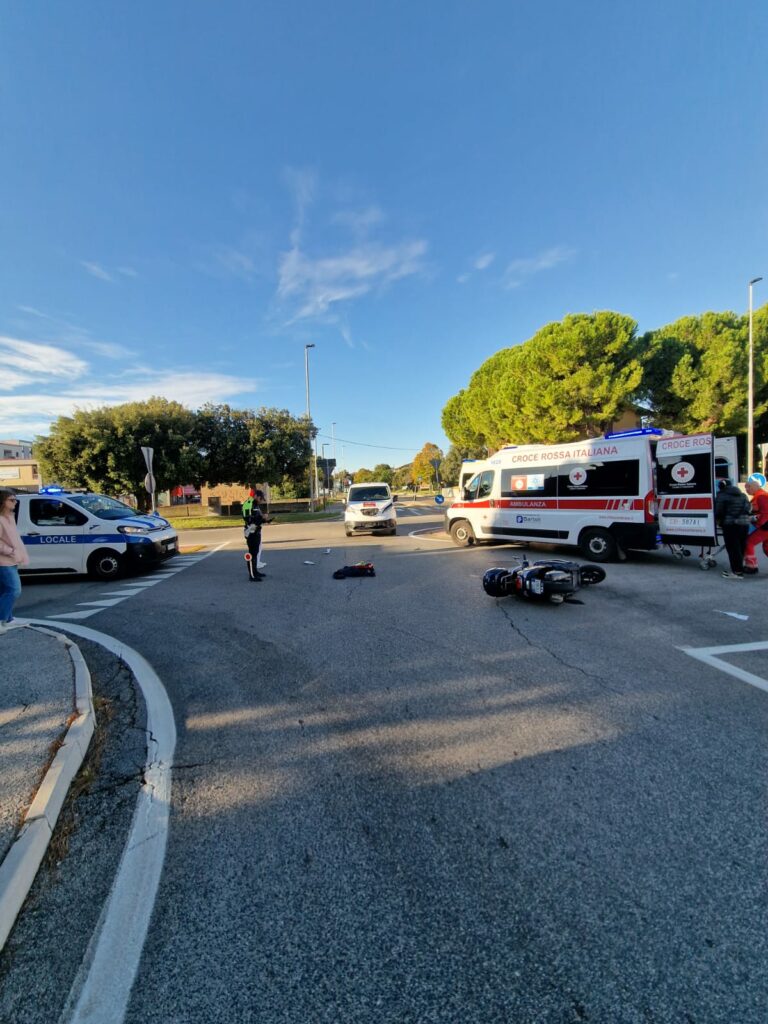 Scontro tra furgone e Vespa alla rotatoria di via Soncino: ferita una 45enne