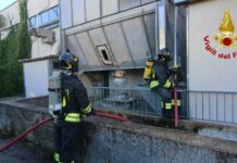 Silos in fiamme a Fano, pompieri in azione in via Avogadro