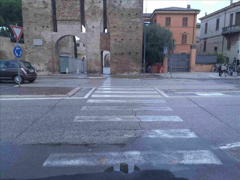 Fano, donna investita sulle strisce in viale Gramsci: ferita ma non in gravi condizioni