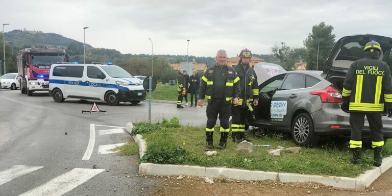 Incidente a Fano: auto contro lo spartitraffico, abbattuto un palo della luce