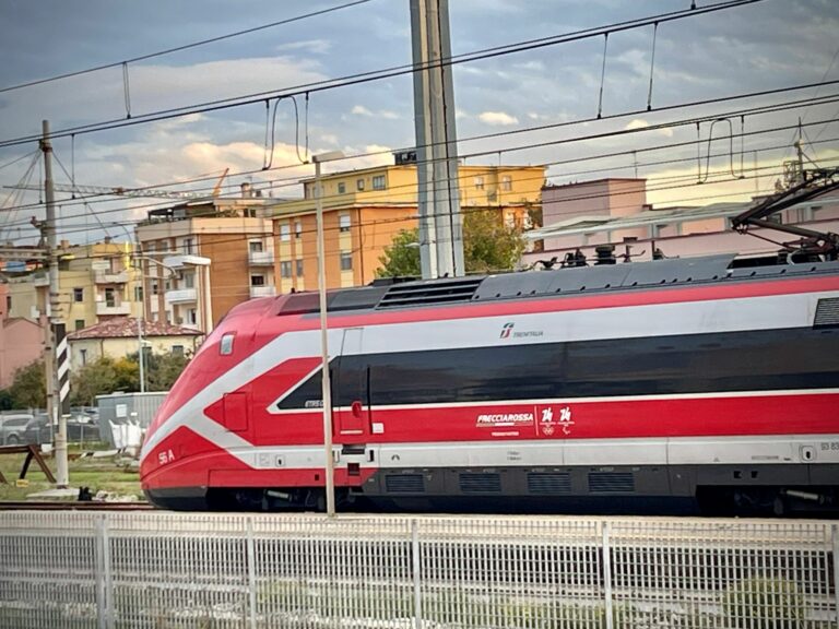 Tragedia sui binari a Marotta: persona travolta da un treno, linea Adriatica bloccata