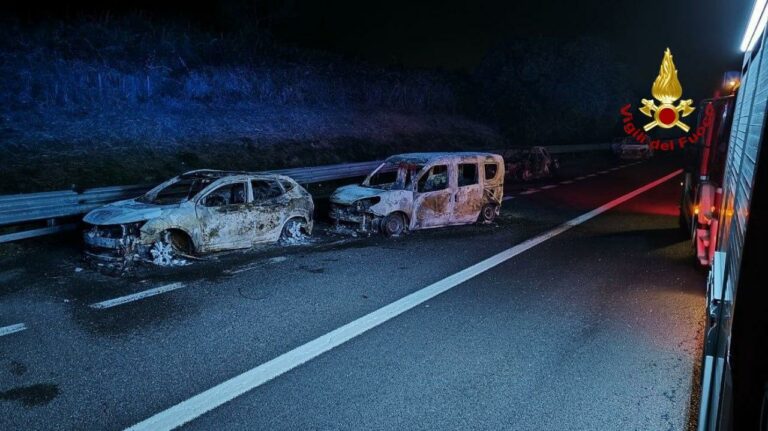 Tentata rapina a portavalori, incendiati veicoli e traffico in tilt sull’A14 (FOTO)