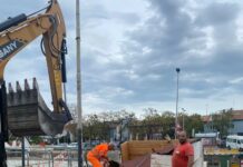 Decoro al Lido: abbattuta la casetta, eliminati i pali guasti