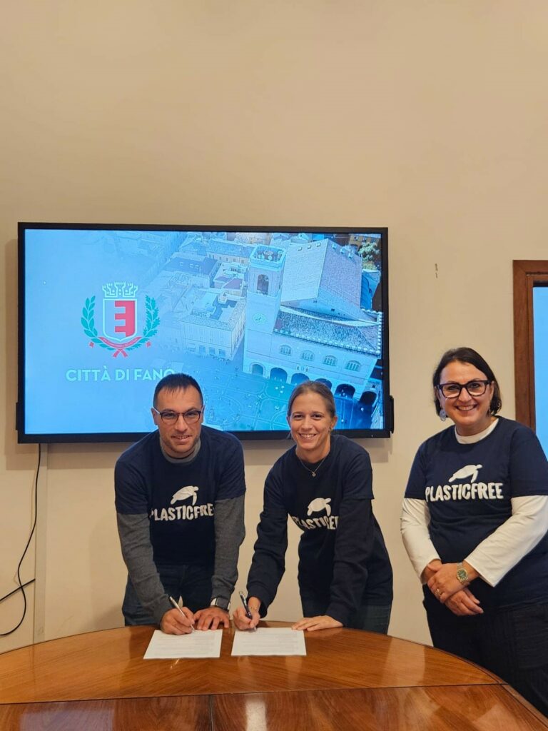 Fano sottoscrive Protocollo d’Intesa con Plastic Free: 4 anni di azioni concrete per una città più pulita e consapevole