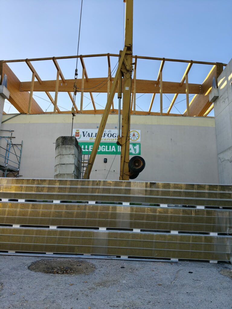 Vallefoglia, al via l’installazione dei nuovi pannelli di copertura al Palazzetto dello Sport “Paladionigi” di Montecchio