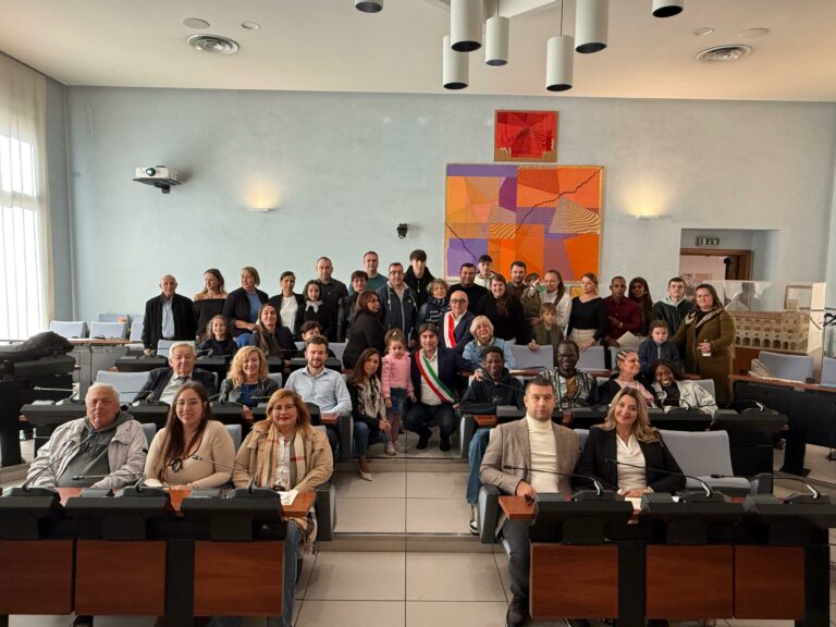 Pesaro, cittadinanza a 28 persone: «Comunità più forte e inclusiva»