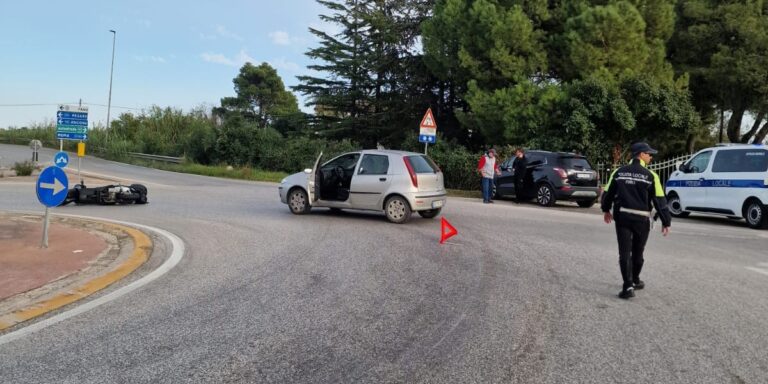 Fano, incidente stradale alla rotatoria di Tre Ponti: un ferito in codice giallo