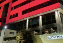 La sede della Regione Marche si tinge di rosso: «Impegno che non può fermarsi»