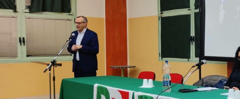 Ricci richiama all’unità, Bomprezzi resta al timone: il PD Marche prepara la ripartenza