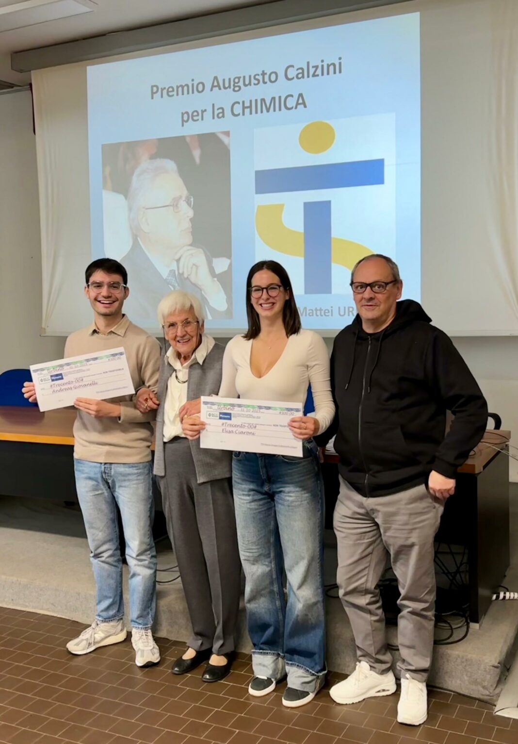 Andreas Giovanelli ed Elisa Ciaroni con Maria Grazia Andreanelli e il dirigente Sergio Brandi