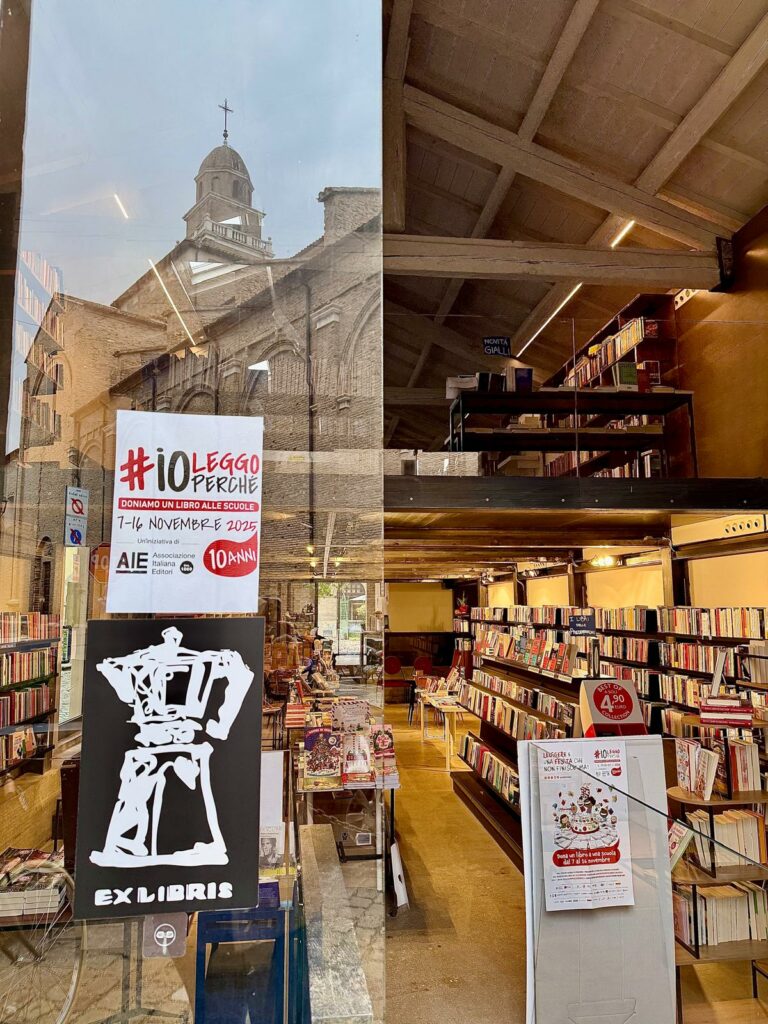 Arriva il Reading Party, fra libri, tè e biscotti. Al via gli incontri di noir e polizieschi “Codice Giallo”. In libreria anche la rassegna “Nel segno della parola” del Liceo Nolfi-Apolloni