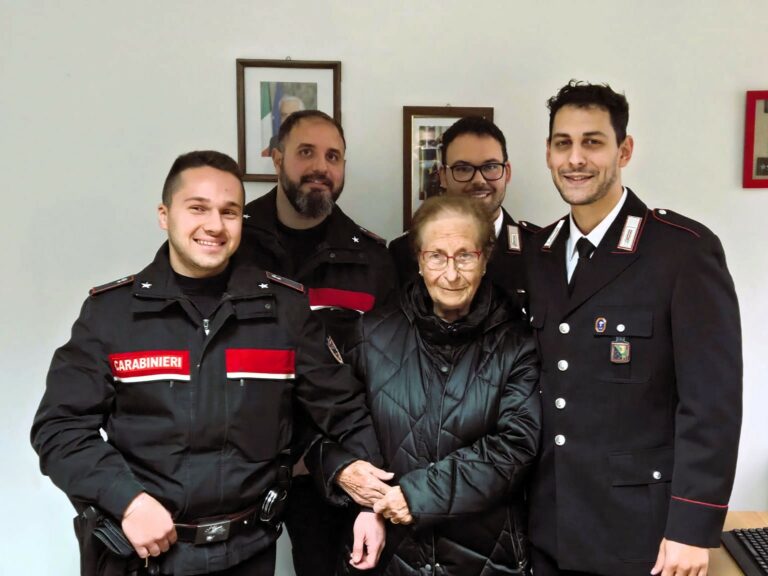 Restituiti gioielli e 2.500 euro all’anziana raggirata: commozione in caserma a Fabriano