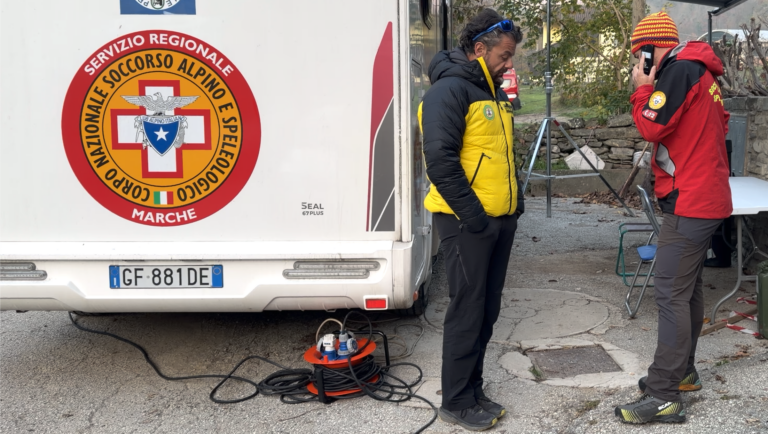 Trovato l’elicottero scomparso tra Marche e Toscana: velivolo completamente distrutto