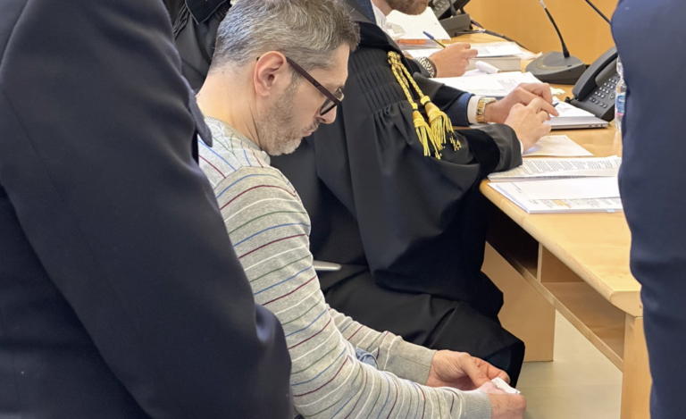Uccise i genitori a Fano nel 2024. Oggi in aula le testimonianze dei familiari di Luca Ricci (VIDEO)