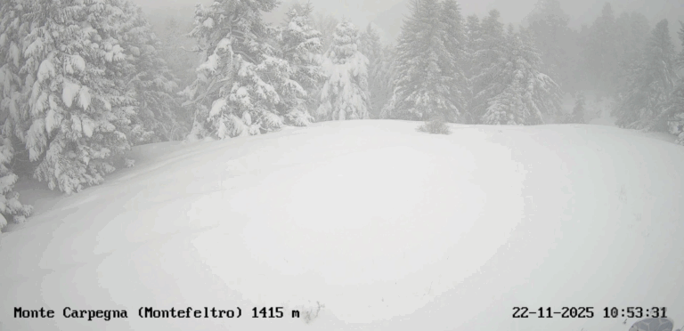 Appennino marchigiano imbiancato: neve da Sarnano al Catria, piogge forti sulla costa
