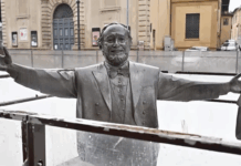 Pesaro, la statua di Luciano Pavarotti nella pista di ghiaccio: è polemica (VIDEO)