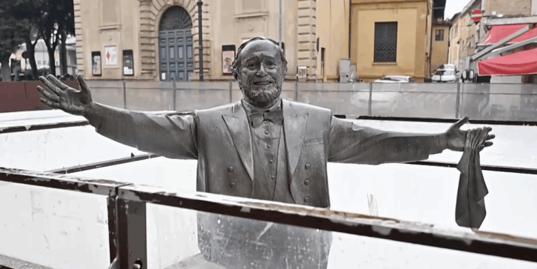Pesaro nella bufera mediatica: la statua di Pavarotti arriva sui giornali stranieri
