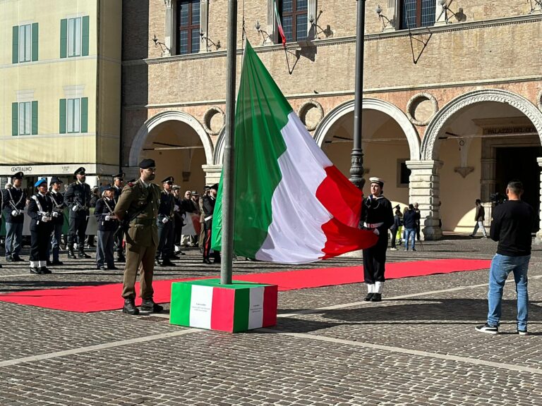 Pesaro celebra la Giornata dell’Unità Nazionale e delle Forze Armate. Biancani: “Nel sacrificio dei militari riconosciamo lo spirito di chi difende la libertà e la pace”