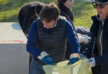 Pesaro, studenti e cittadini ripuliscono il Campus: “La città è di tutti, e si custodisce insieme”
